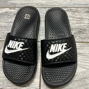 NWOT Nike Benassi Black Comfort Slip-On Slide Slides